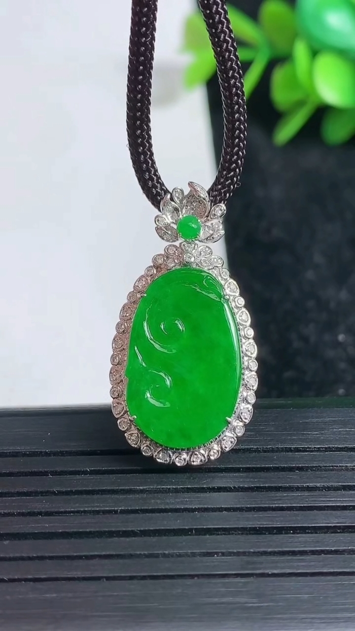 天然A货翡翠如意吊坠尺寸29.9-15.9-5.9裸石19.1-12.2重量:3.38g
3月23日