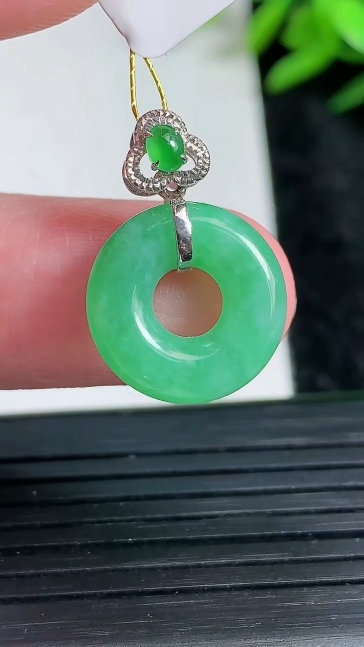 天然A货翡翠平安环吊坠尺寸14.8-4.4重量:2.49g
3月23日