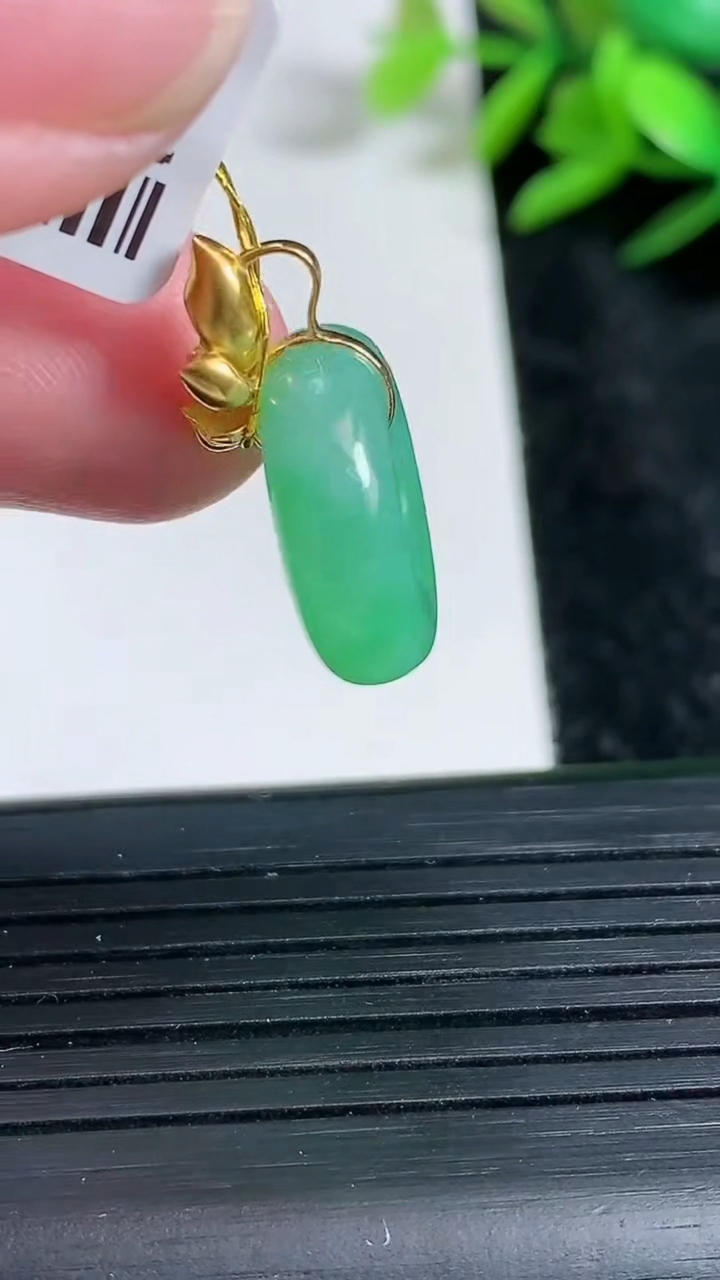 天然A货翡翠平安环吊坠尺寸16.7-5.5重量:3.47g
3月23日