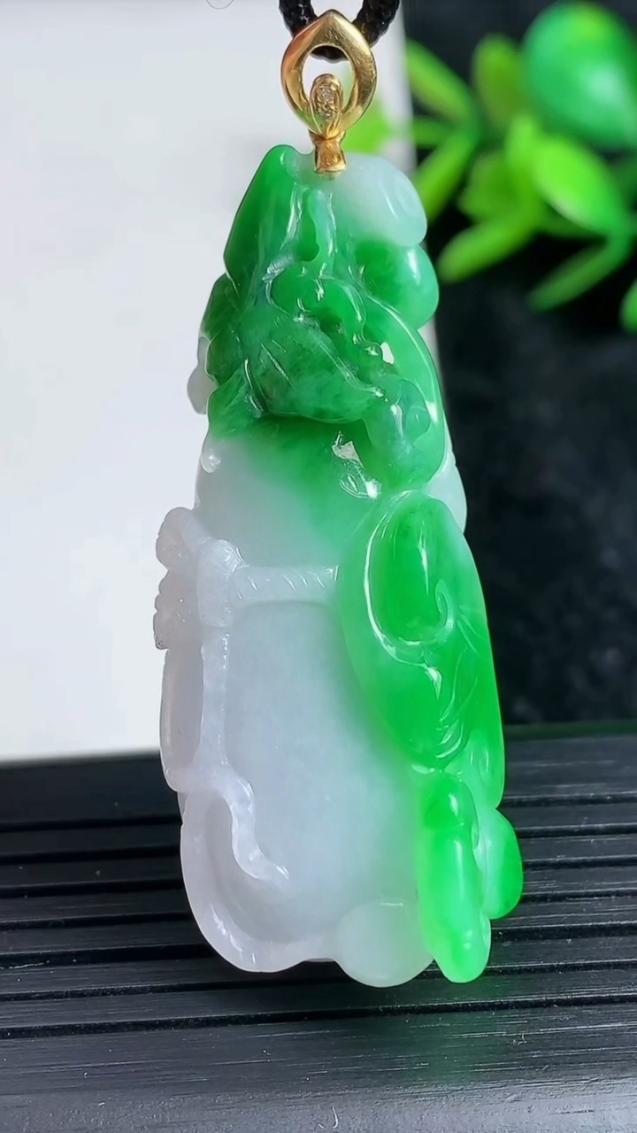 天然A货翡翠白菜吊坠尺寸45.7-18.5-10.8重量:15.84g
3月23日