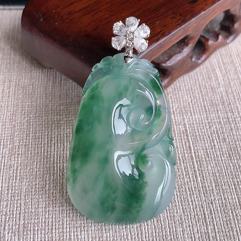 天然A货翡翠18K金伴钻镶嵌飘花大件如意吊坠  
尺寸50.3-40.8-26.3-6mm 重量14.08g 0322