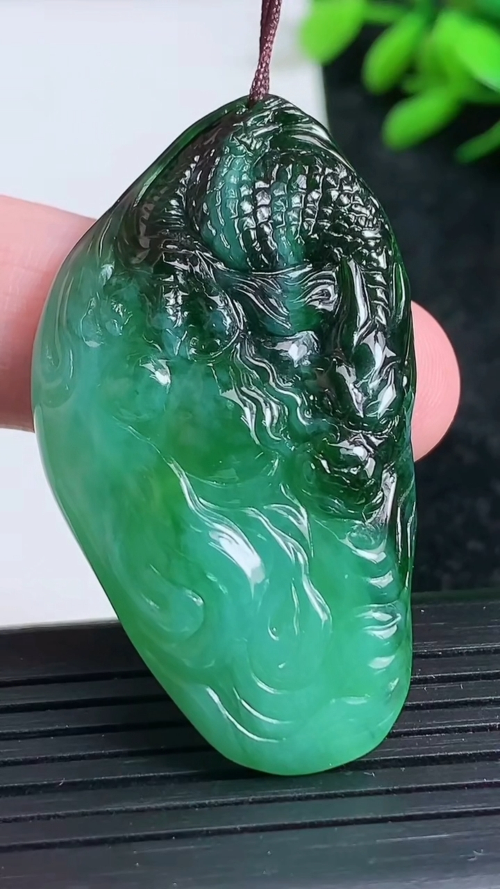 天然A货翡翠龙牌吊坠尺寸47.8-26.1-8.2重量:17.29g
3月23日