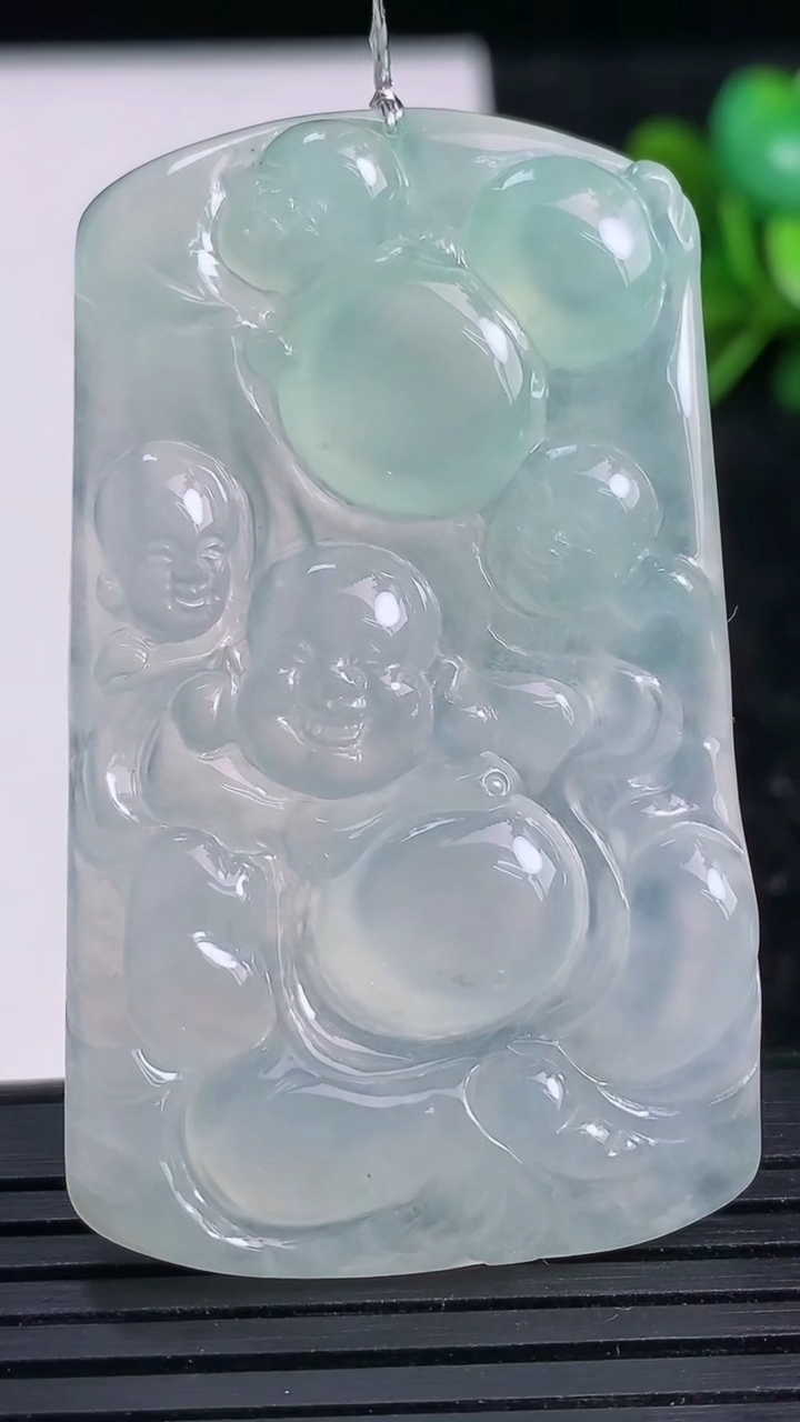 天然A货翡翠逍遥佛吊坠尺寸53.4-31.4-5.5重量:19.83g
3月23日