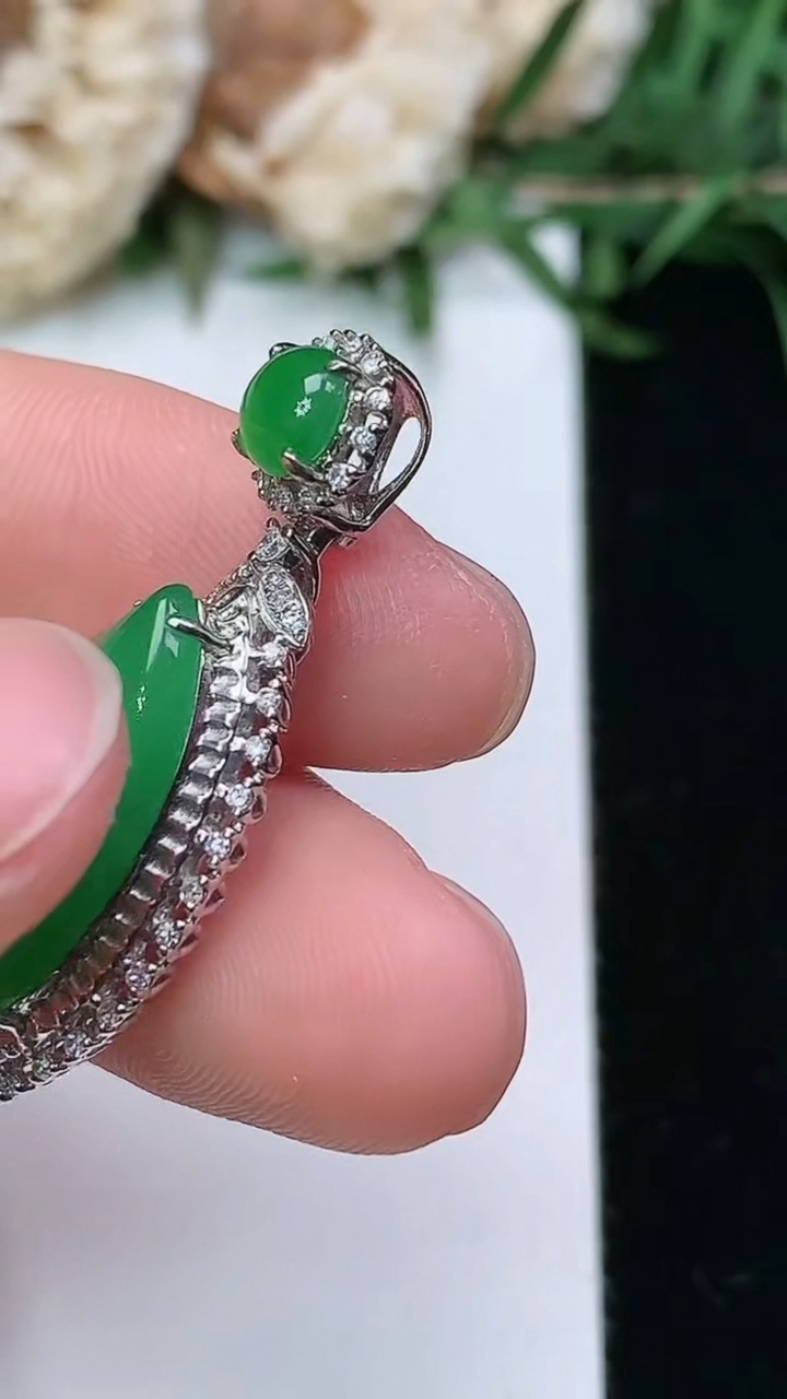 天然A货翡翠随形吊坠，尺寸31-11-7，裸石17.7-7.4，重量:2.83g
3月23日