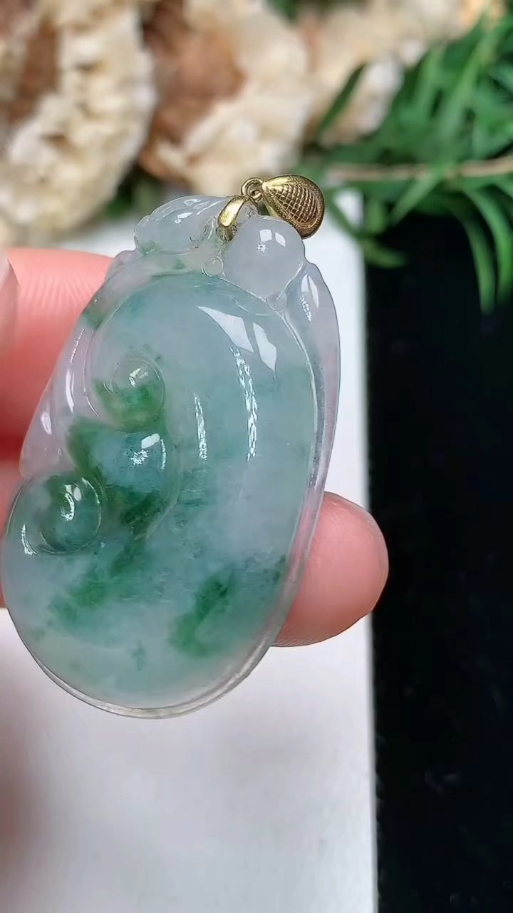 天然A货翡翠飘花如意吊坠，尺寸34.8-22.4-5，重量:7.99g
3月23日