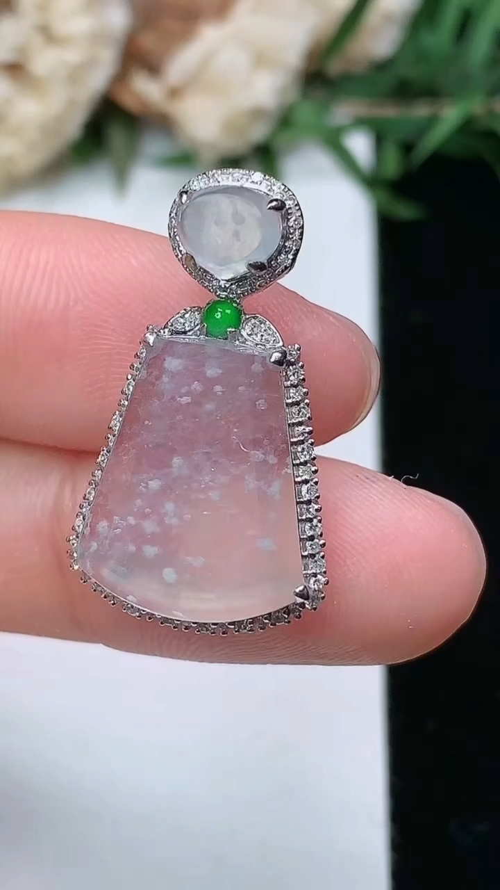 天然A货翡翠白冰无事牌吊坠，尺寸25.5-15-6，裸石14.9-12.3，重量:2.18g
3月23日