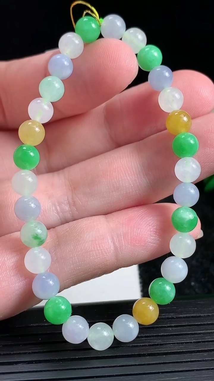 天然A货翡翠三彩圆珠手串尺寸5.8-30颗重量:10.92g3月23日
工厂直销收藏佳品,种好水足，色泽均匀，有种有色，上手高大气！