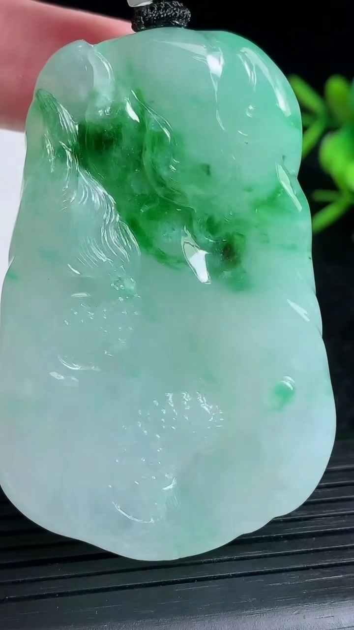 天然A货翡翠龙牌吊坠尺寸60.8-40.8-10.8重量:58.32g
3月23日