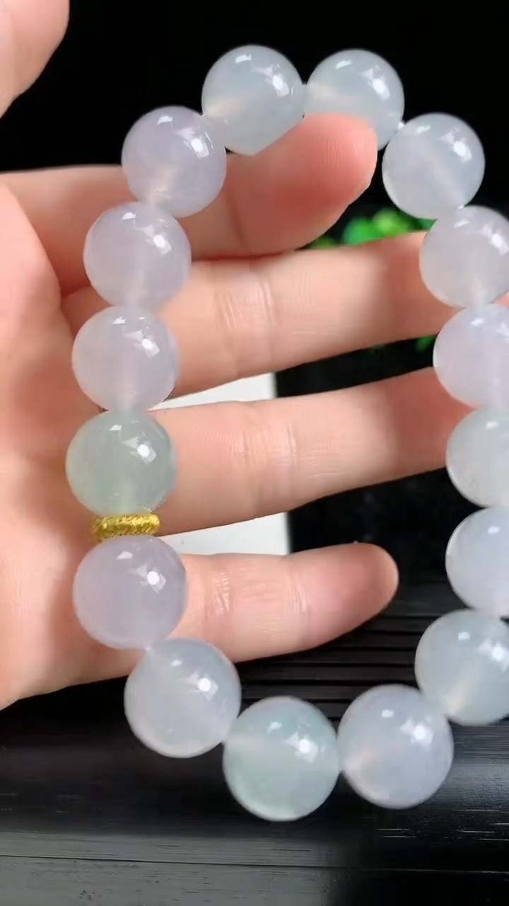 天然A货翡翠圆珠手串尺寸12.1-16颗重量:52.01g3月23日
工厂直销收藏佳品,种好水足，色泽均匀，有种有色，上手高大气！