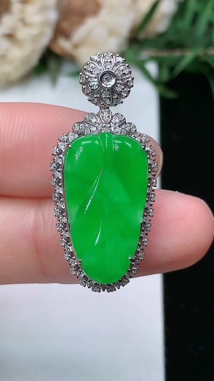 天然A货翡翠金枝玉叶 叶子吊坠，尺寸31-14-8.7，裸石19-10.7，重量:4.03g
3月2