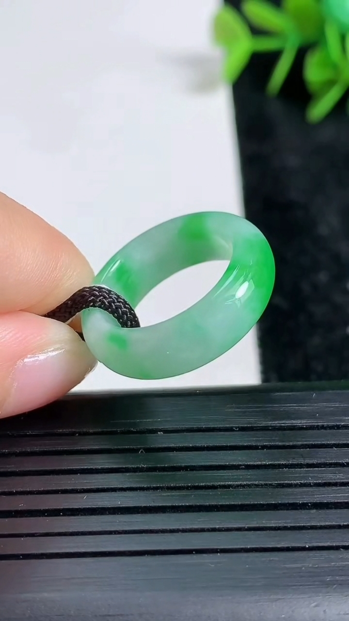 天然A货翡翠指环戒指尺寸15.5-6.3-3.4重量:3.74g2026年3月23日
工厂直销收藏佳品,种好水足，色泽均匀，有种有色，上手高大气！