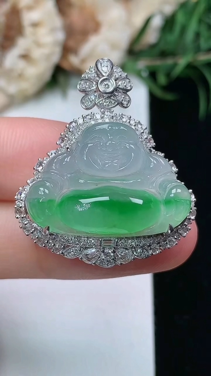 天然A货翡翠佛公吊坠，尺寸31.6-26.7-12，裸石16.2-23.3，重量:6.74g
3月2