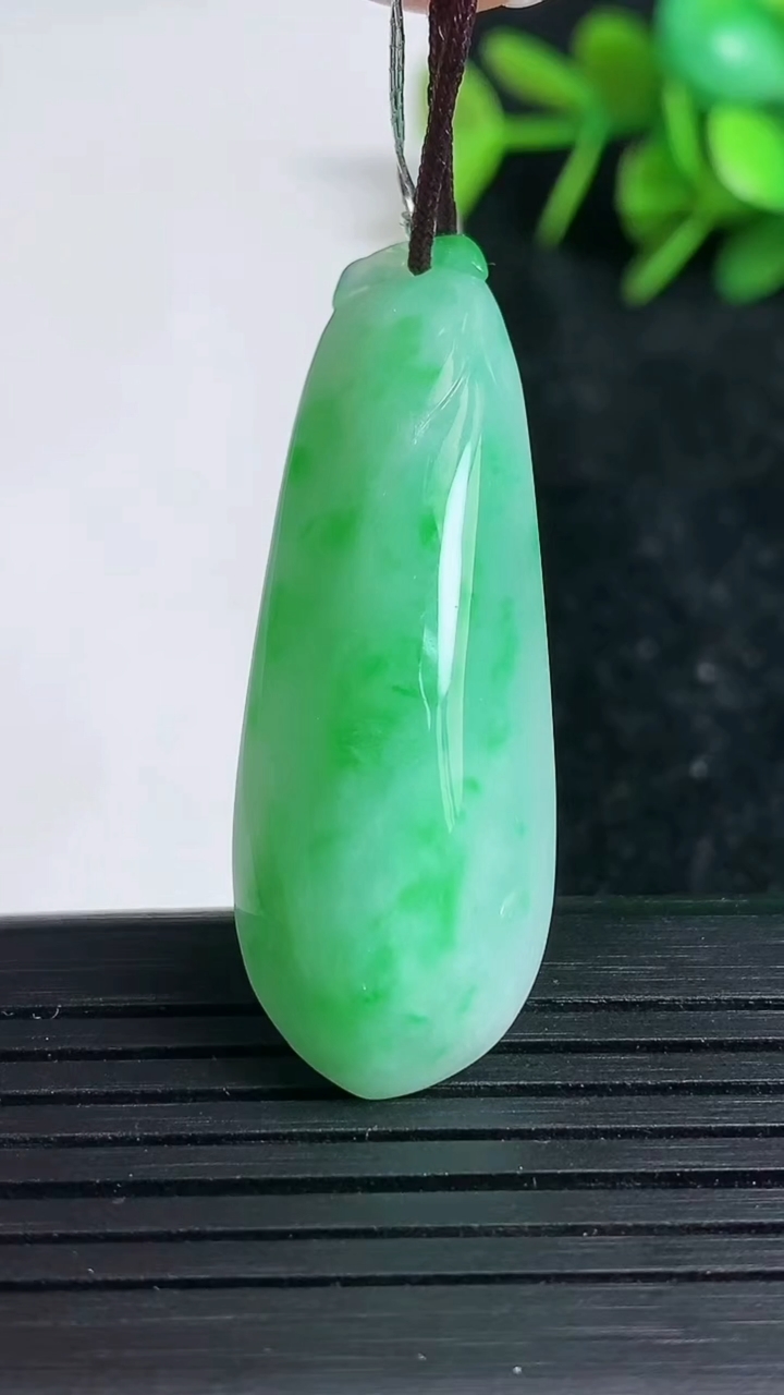 天然A货翡翠福瓜吊坠尺寸43.1-15-8.5重量:8.97g
3月23日