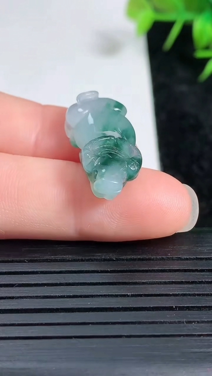 天然A货翡翠飘花生肖牛吊坠尺寸23.8-11.4-5.8重量:3.28g
3月23日