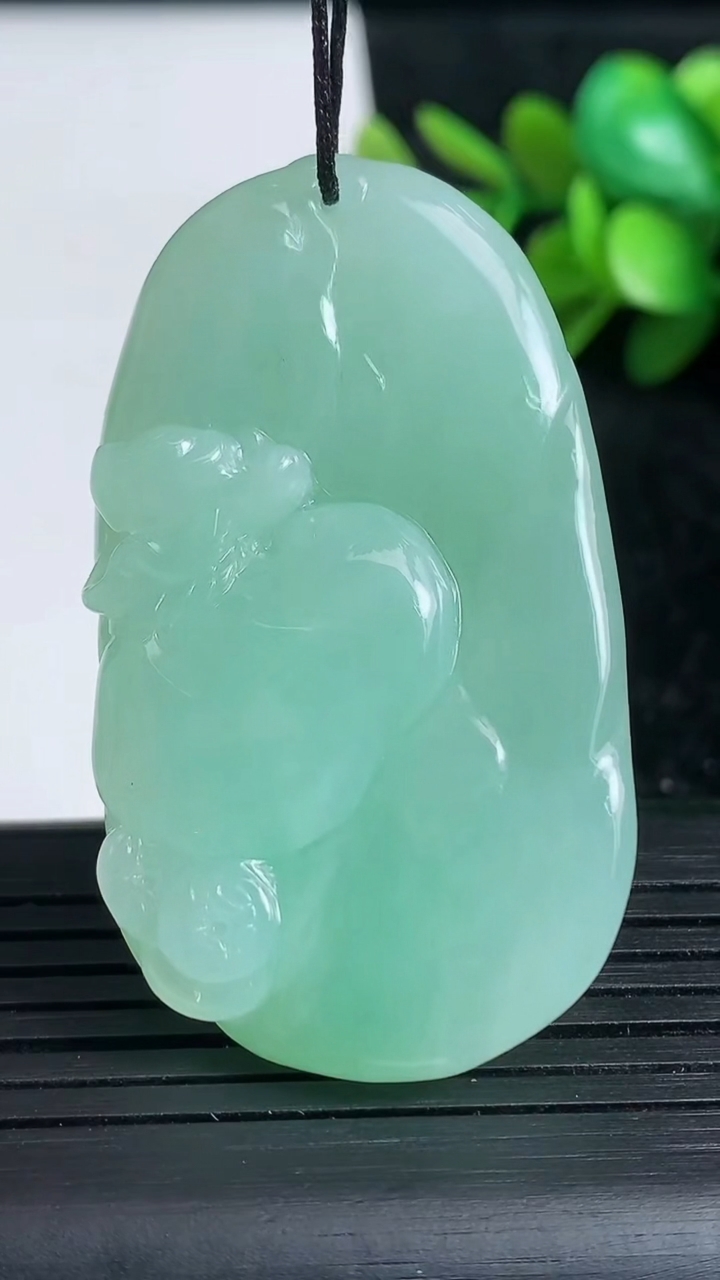 天然A货翡翠龙牌吊坠尺寸49.6-28.5-11.6重量:31.25g
3月23日