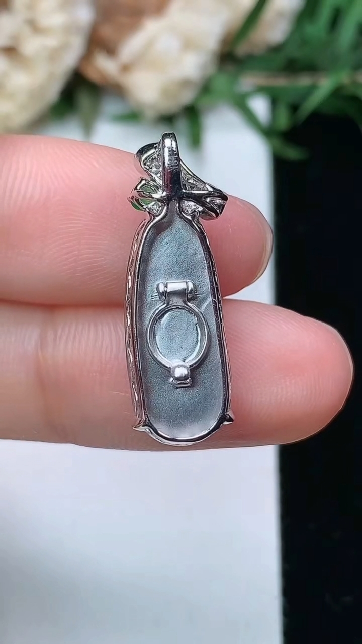 天然A货翡翠白冰福豆吊坠，尺寸19.4-7.8-7.2，重量:2.41g
3月23日