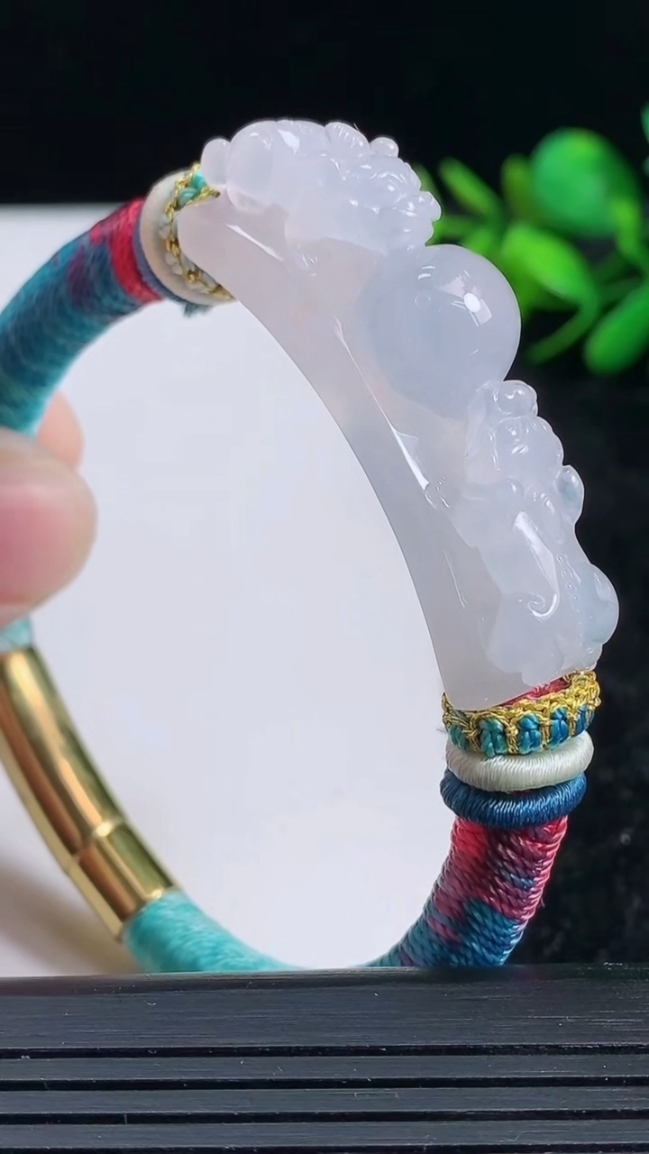 天然A货翡翠貔貅手牌尺寸43.7-11.8-13.2重量:25.83g
3月23日