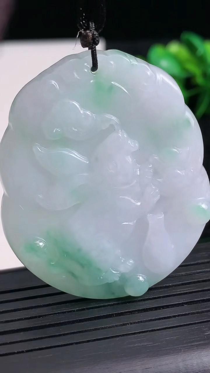 天然A货翡翠生肖兔吊坠尺寸50-42.6-5.4重量:23.37g
3月23日