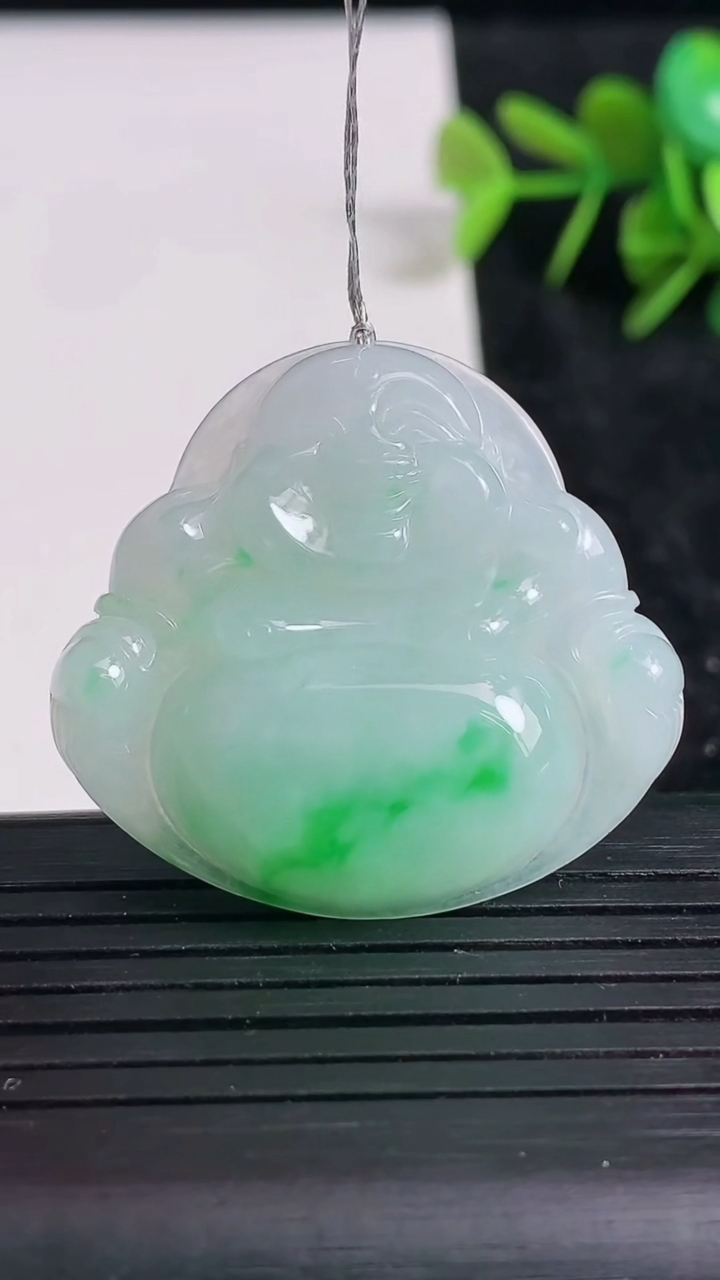 天然A货翡翠佛公吊坠尺寸32.4-35.2-6.3重量:10.75g
3月23日