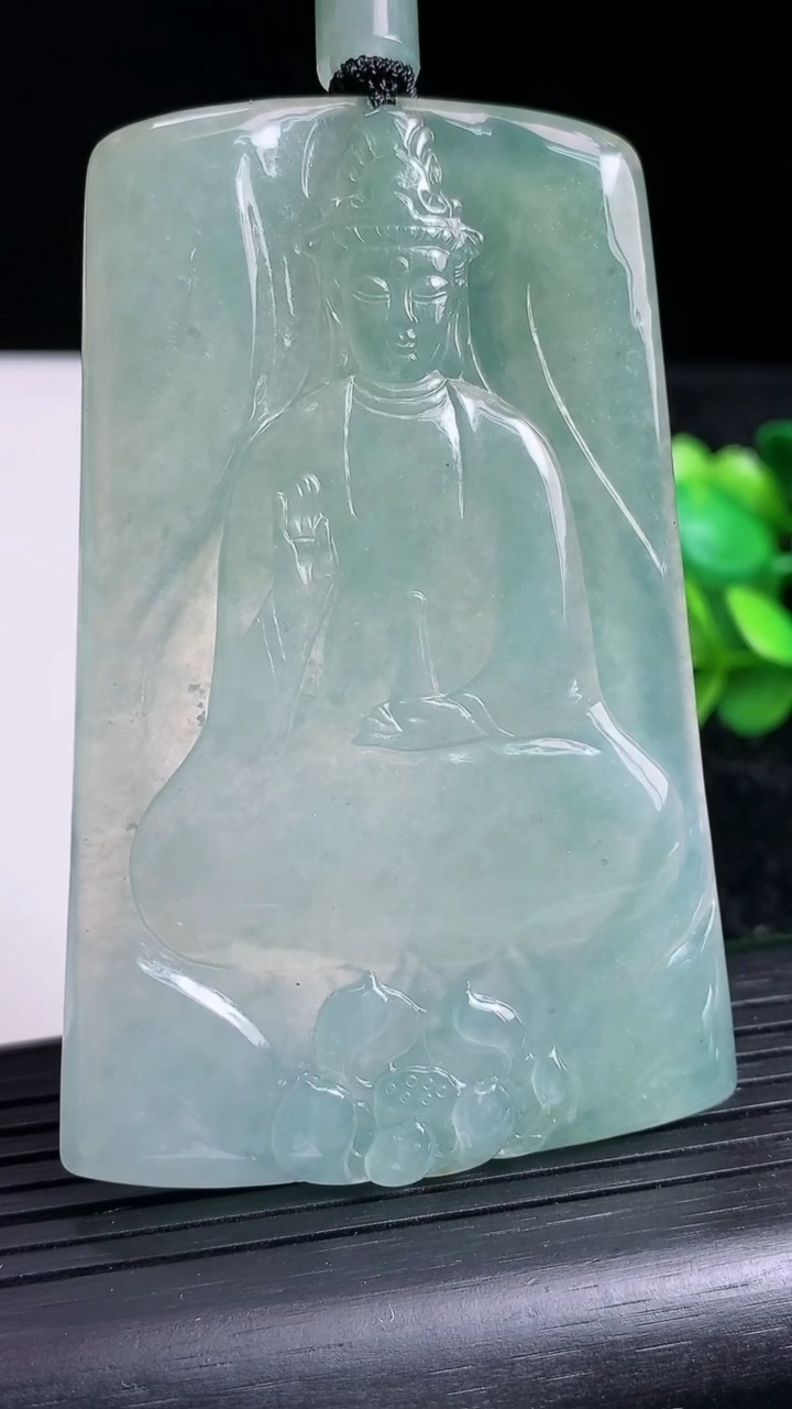 天然A货翡翠观音菩萨吊坠尺寸73.1-47.8-6.1重量:52.19g
3月23日