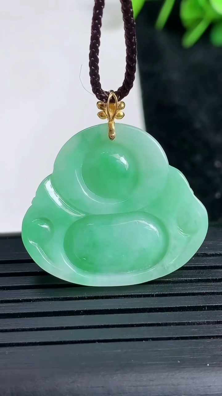 天然A货翡翠佛公吊坠尺寸25.9-28.4-5.8重量:6.05g
3月23日