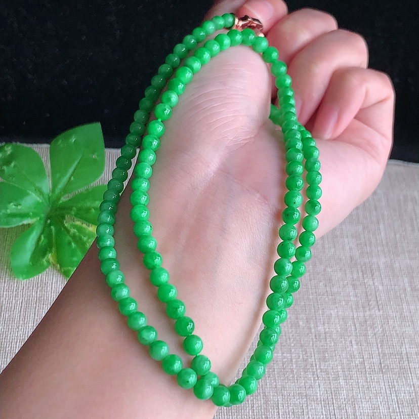 天然A货翡翠满绿圆珠项链毛衣链125颗 
尺寸4.4mm 重量23.33g 0322