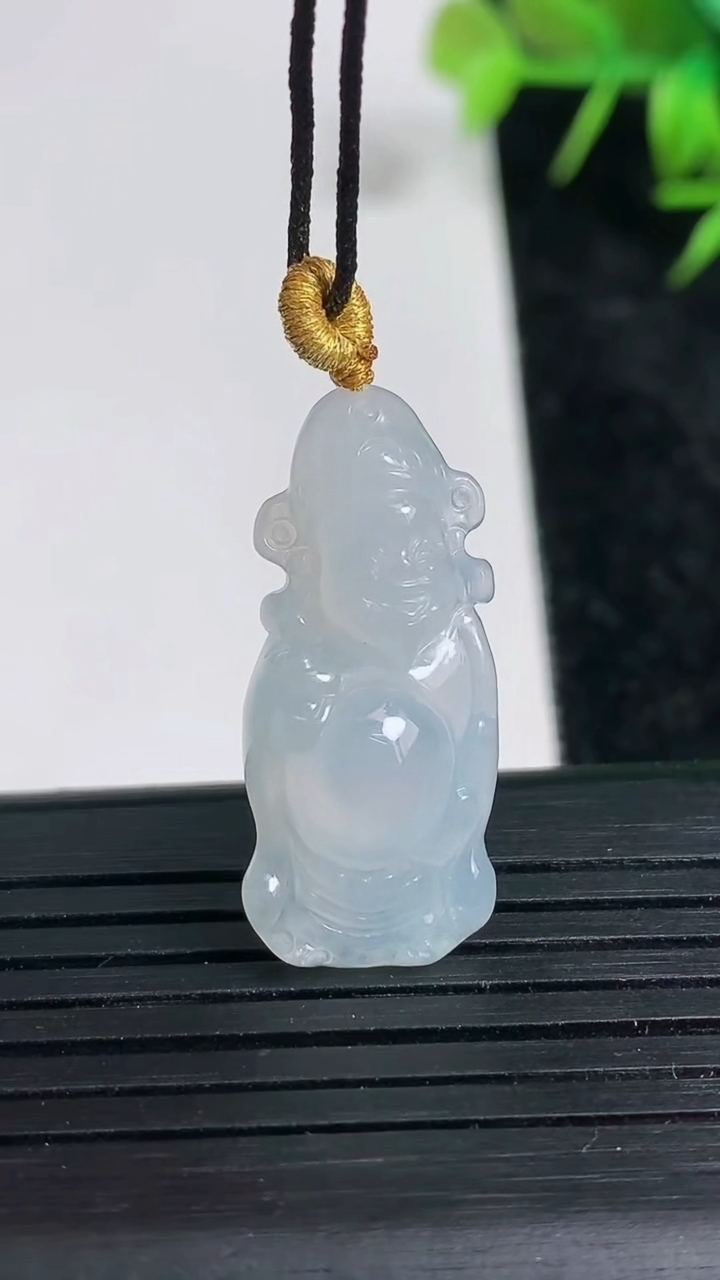 天然A货翡翠财神爷吊坠尺寸28.4-12.5-5.8重量:3.42g
3月23日