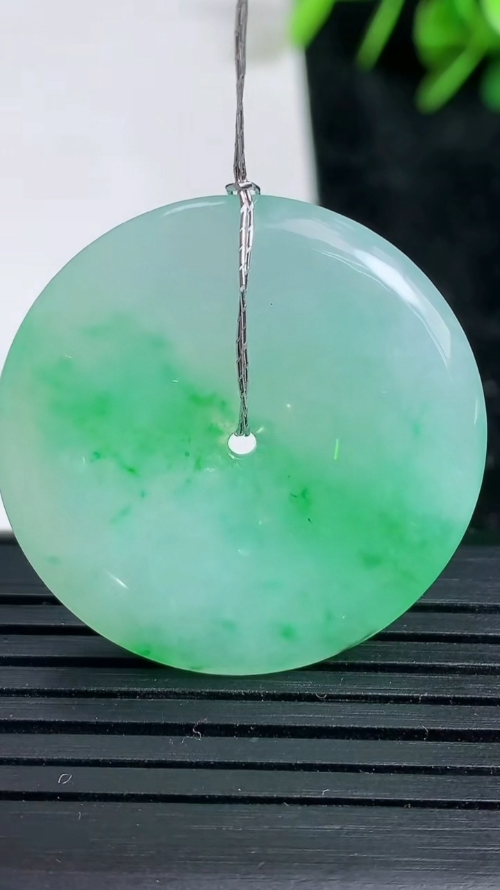 天然A货翡翠平安扣吊坠尺寸31.8-5.4重量:11.46g
3月23日