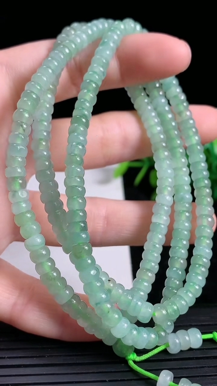 天然A货翡翠算盘珠项链尺寸5-2.8重量:34.54g
3月23日