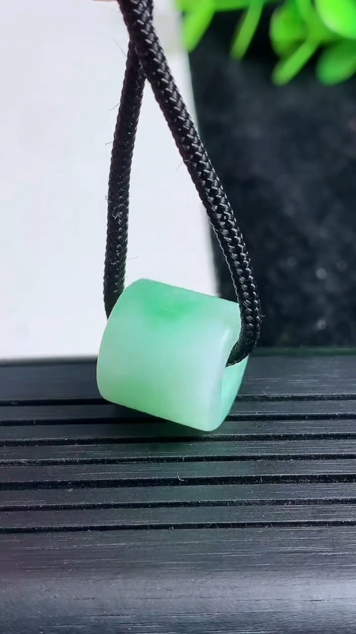 天然A货翡翠路路通吊坠尺寸15.3-12重量:4.60g
3月23日