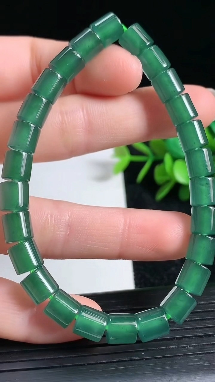 天然A货翡翠路路通手串尺寸6.4-6.6重量:19.97g3月23日
工厂直销收藏佳品,种好水足，色泽均匀，有种有色，上手高大气！