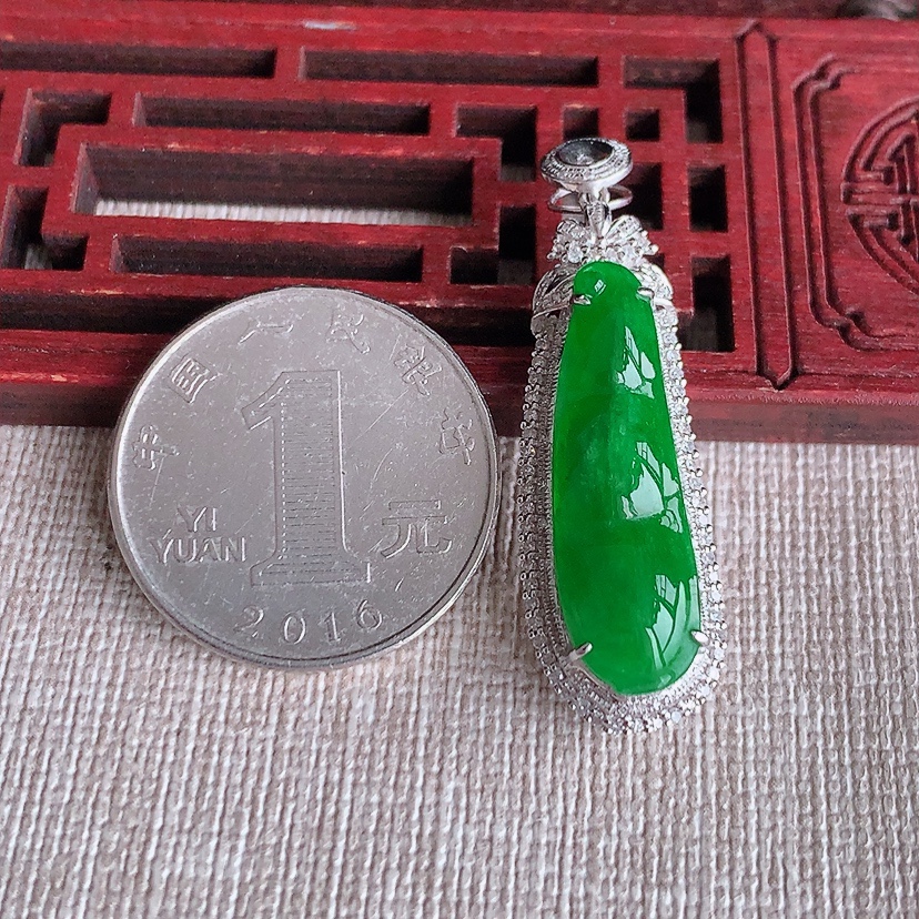 天然A货翡翠18K金伴钻镶嵌阳绿四季豆福豆平安豆吊坠 
尺寸40.2-12-9.3裸石27-8.4mm 重量4.58g 0322