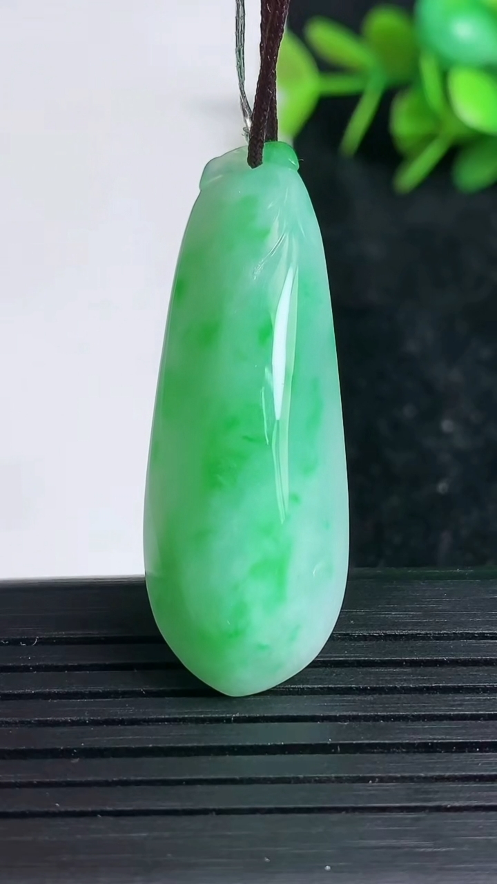 天然A货翡翠福瓜吊坠尺寸43.1-15-8.5重量:8.97g
3月23日