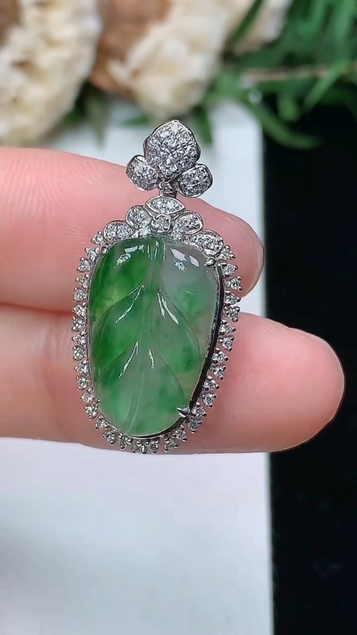 天然A货翡翠金枝玉叶 叶子吊坠，尺寸26.5-13-7.4，裸石15.6-9.9
3月23日