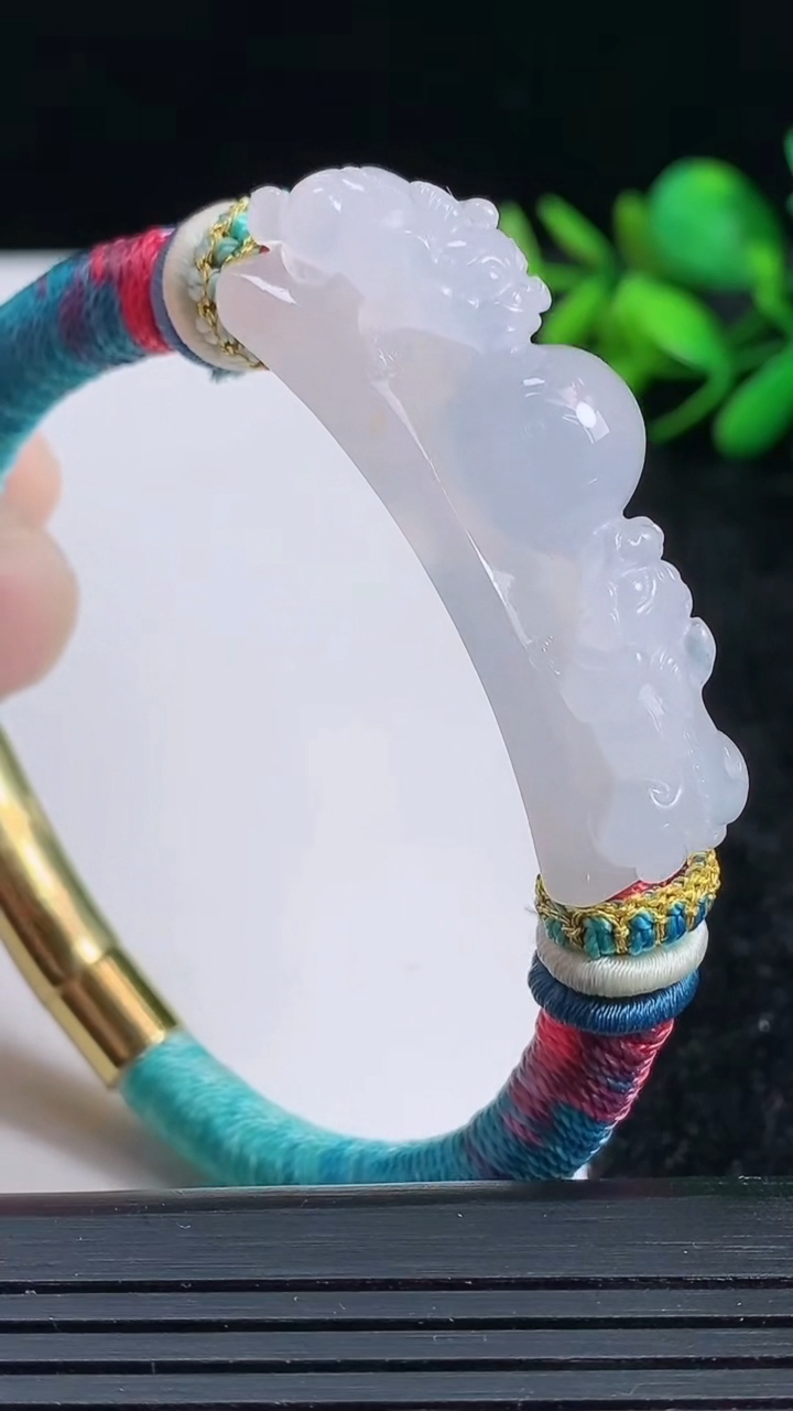 天然A货翡翠貔貅手牌尺寸43.7-11.8-13.2重量:25.83g
3月23日