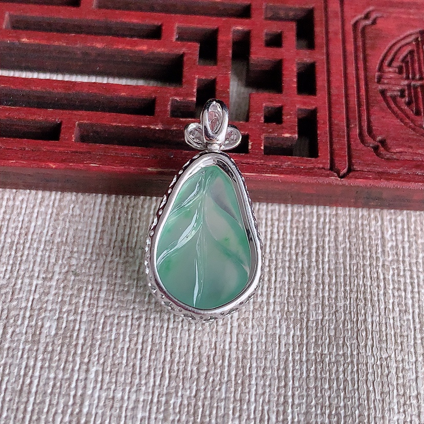 天然A货翡翠18K金伴钻镶嵌晴水叶子金枝玉叶吊坠 
尺寸26.5-14-7.8裸石17.7-11.6