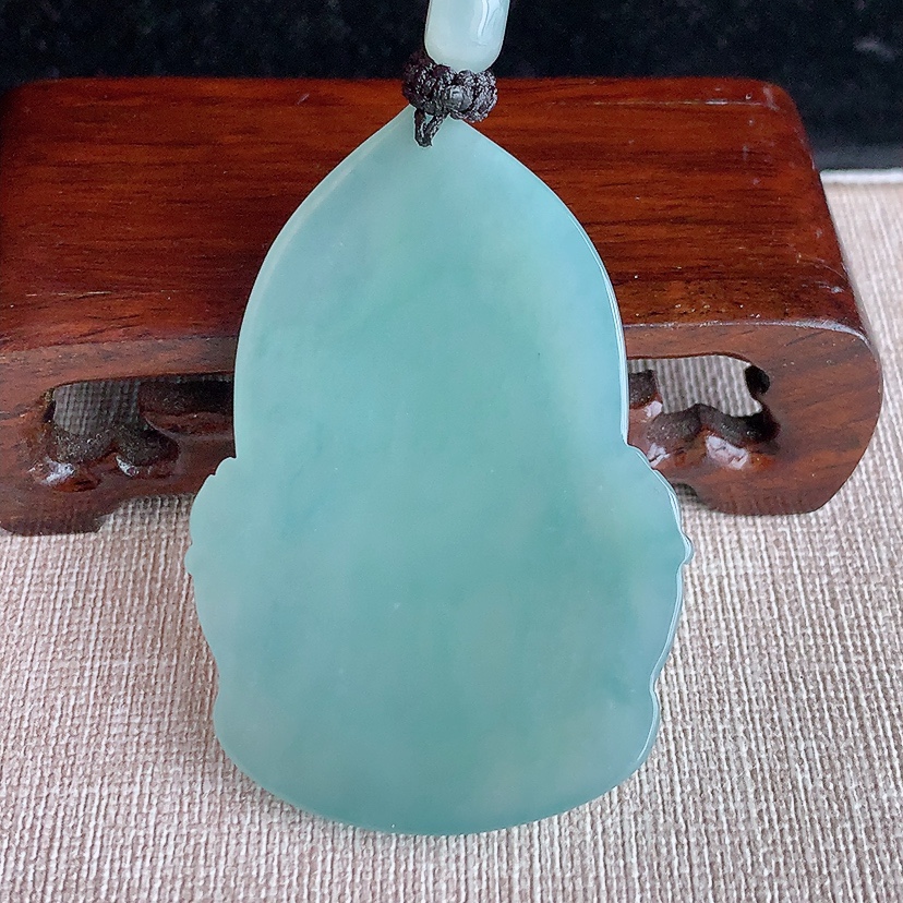 天然A货翡翠晴底观音吊坠 
尺寸59.4-42-7.5mm 重量40.12g 0322