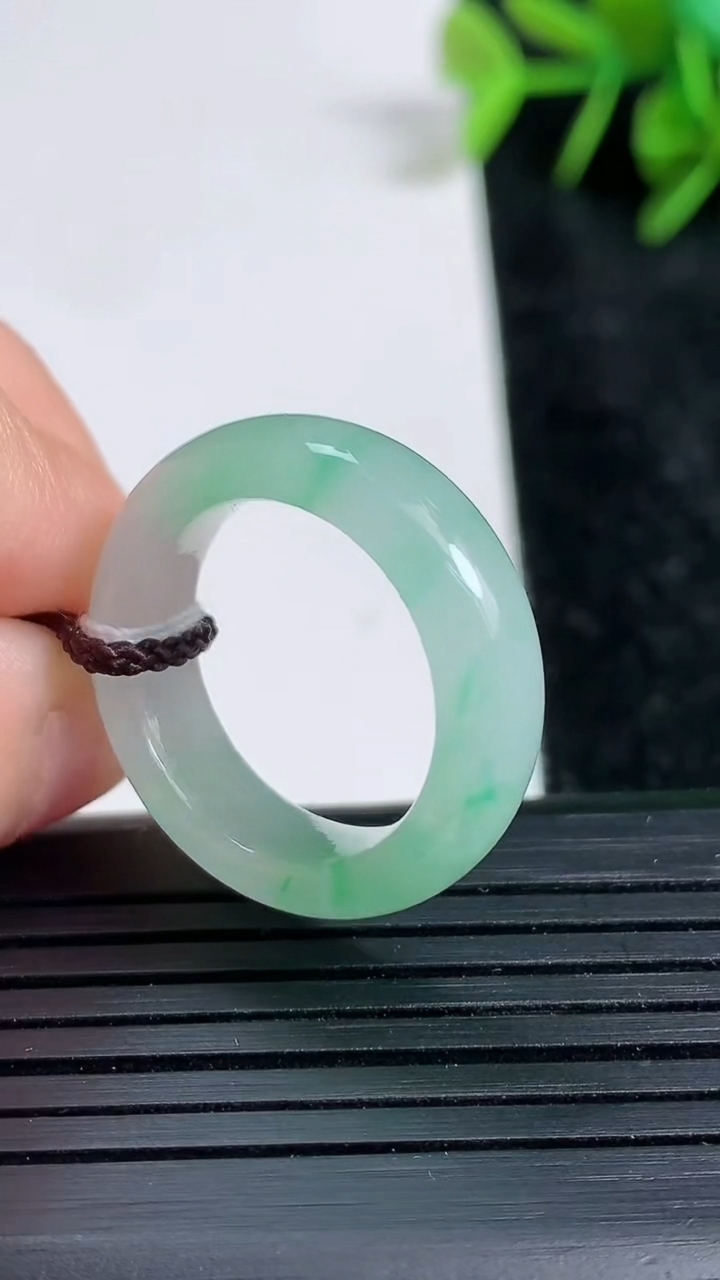 天然A货翡翠指环戒指尺寸17.2-6.4-3.8重量:4.49g2026年3月23日
工厂直销收藏佳品,种好水足，色泽均匀，有种有色，上手高大气！