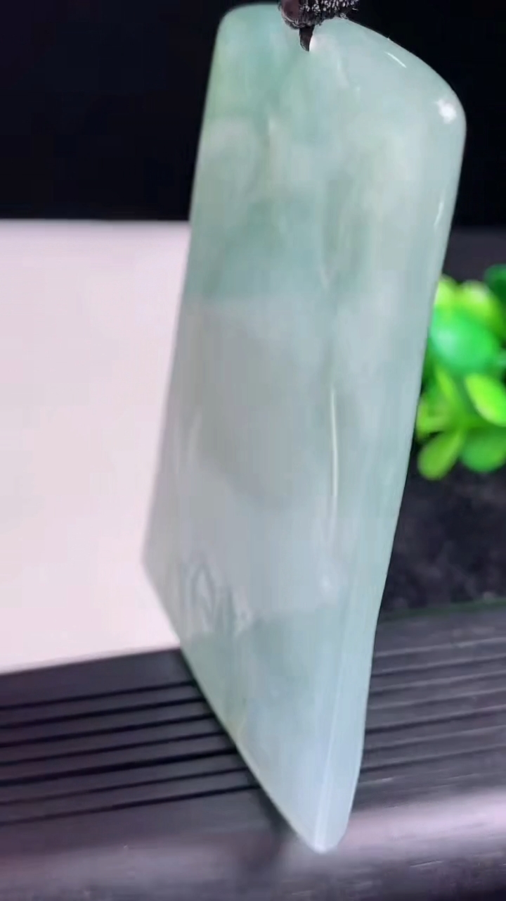 天然A货翡翠观音菩萨吊坠尺寸73.1-47.8-6.1重量:52.19g
3月23日