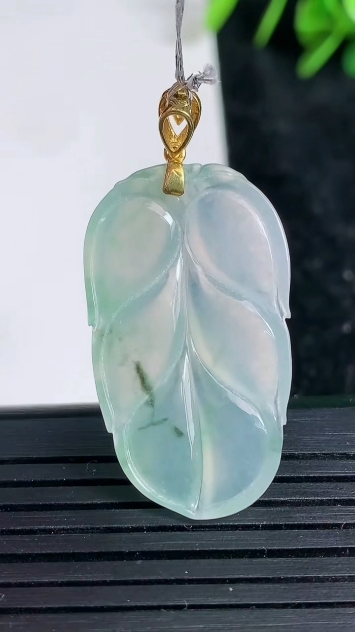 天然A货翡翠种飘花金枝玉叶 叶子吊坠尺寸32.8-18.8-4重量:4.27g
3月23日