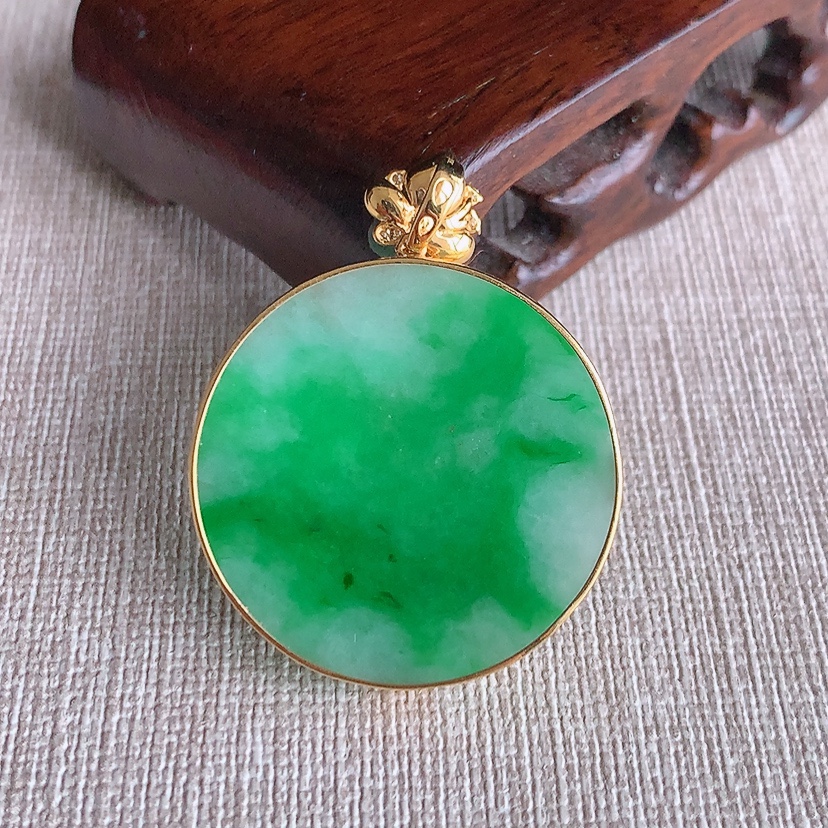 天然A货翡翠18K金镶嵌飘阳绿无事牌吊坠 
尺寸38.8-30.4-4.6mm 重量11.46g 0