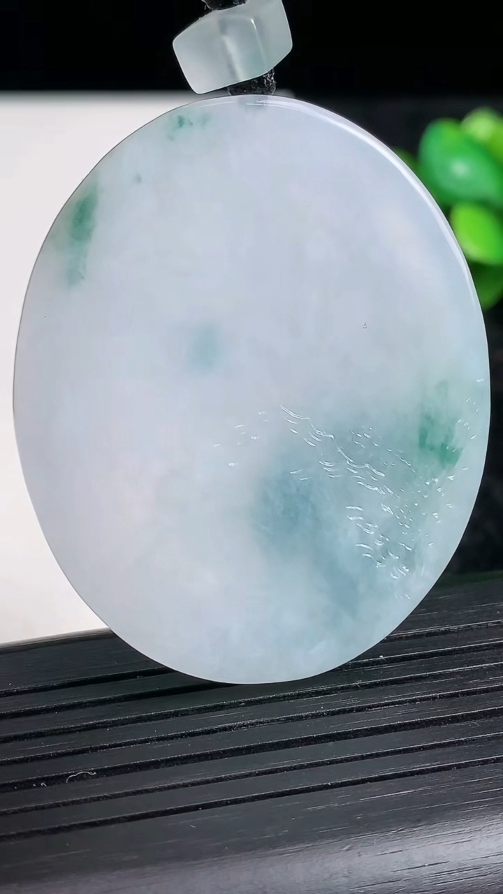 天然A货翡翠牌吊坠尺寸50.9-42-4.5重量:27.17g
3月23日