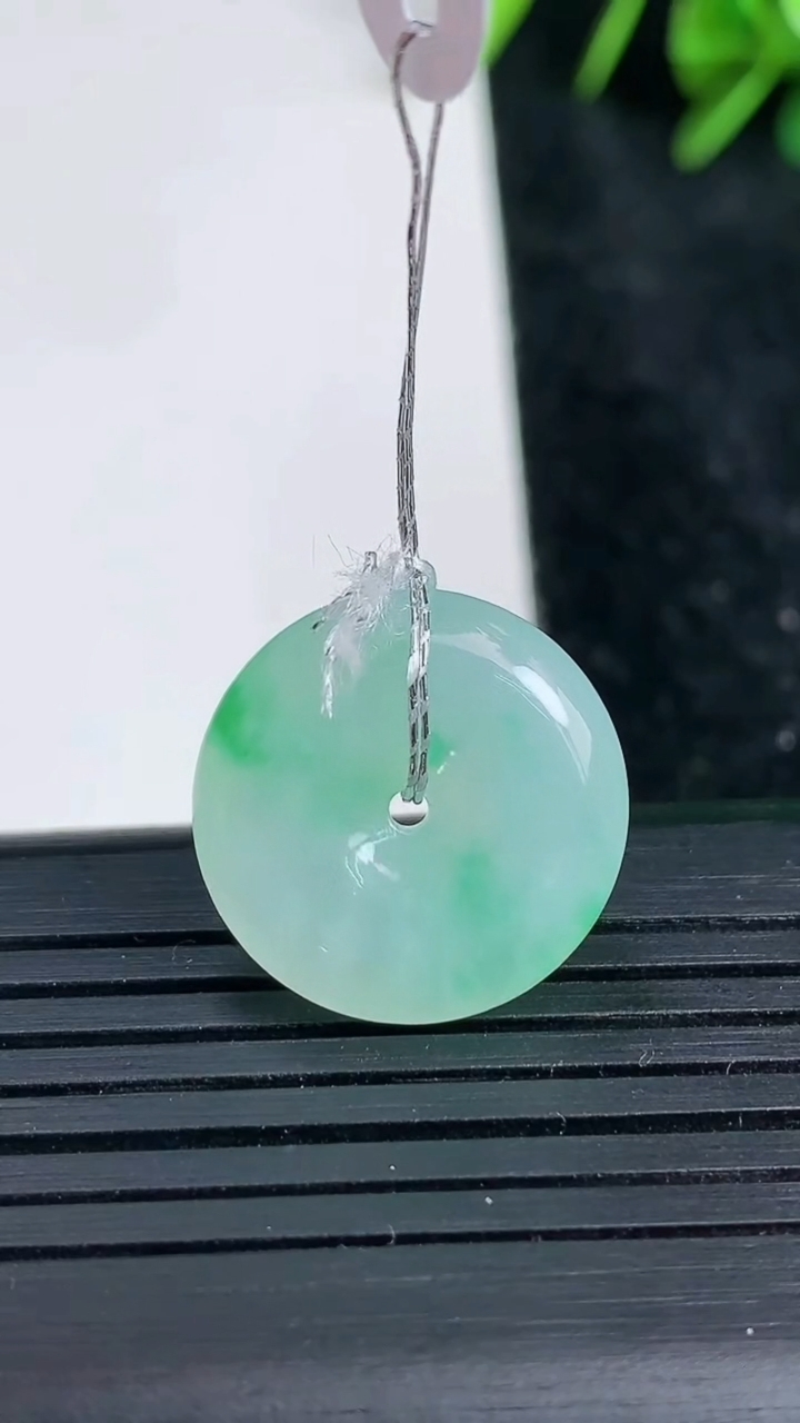 天然A货翡翠平安扣吊坠尺寸18.3-5重量:3.78g
3月23日