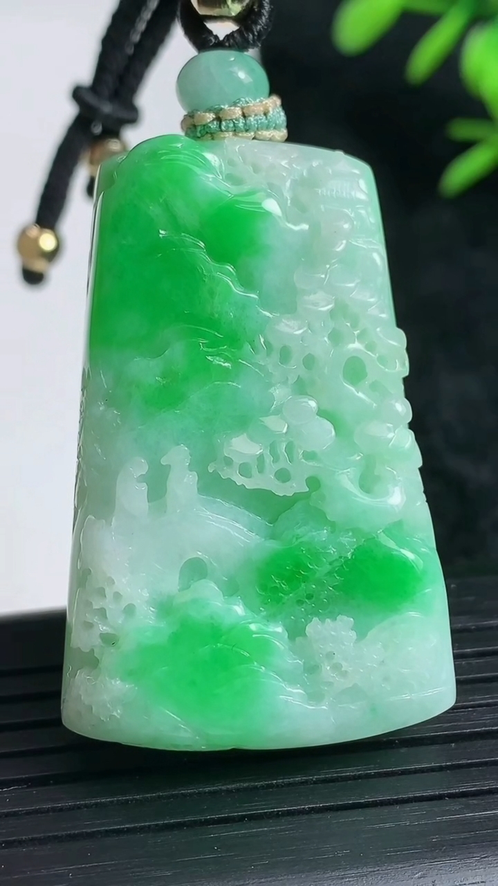 天然A货翡翠山水牌吊坠尺寸42.6-27.4-9.8重量:32.29g
3月23日