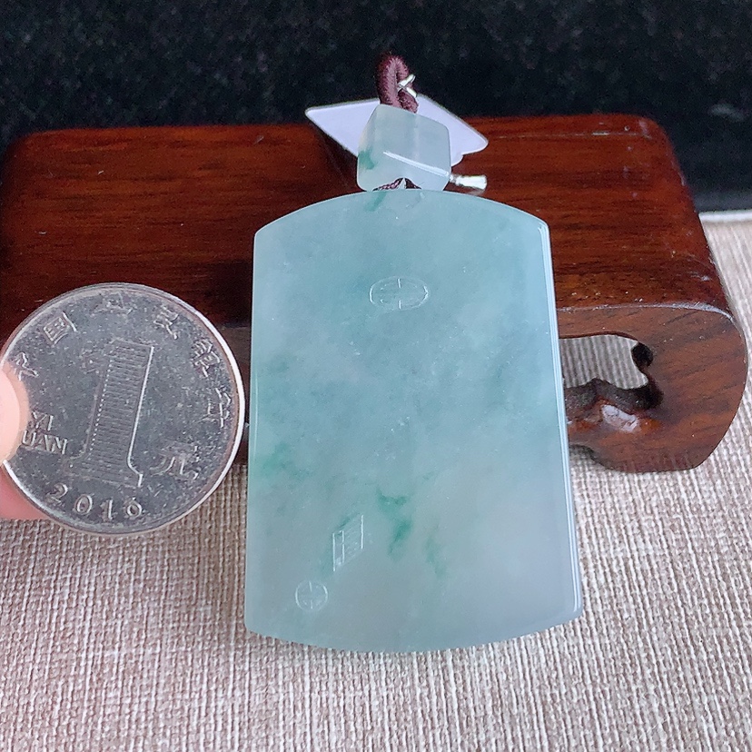 天然A货翡翠飘花无事牌吊坠 
尺寸46.4-34-6mm 重量29.16g 0322