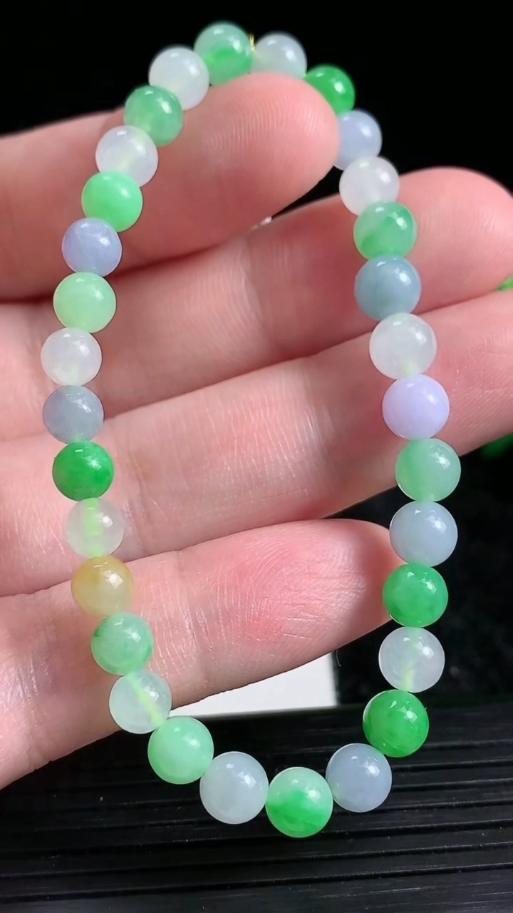 天然A货翡翠三彩圆珠手串尺寸6.1-31颗重量:10.66g3月23日
工厂直销收藏佳品,种好水足，色泽均匀，有种有色，上手高大气！