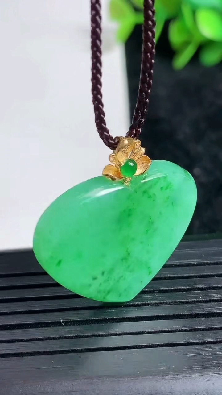 天然A货翡翠爱心吊坠尺寸27.4-27.5-3.8重量:5.88g
3月23日