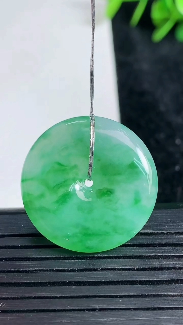 天然A货翡翠平安扣吊坠尺寸25.5-5.2重量:7.33g
3月23日