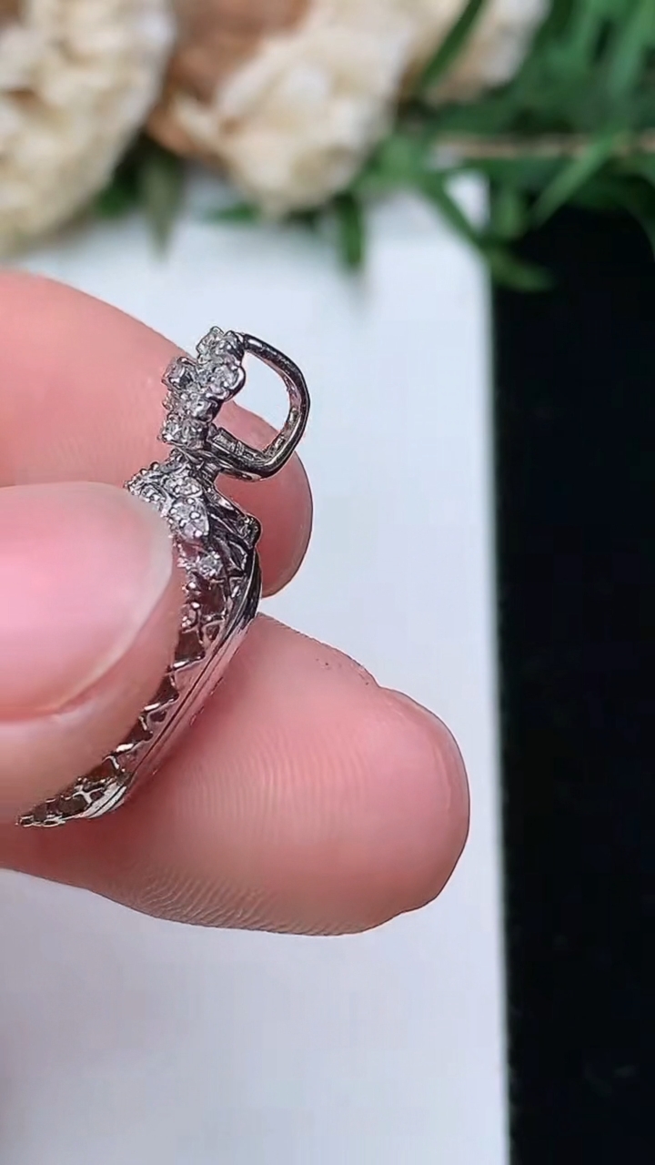 天然A货翡翠金枝玉叶 叶子吊坠，尺寸22.9-11.7-8.5，裸石11.3-6.6，重量:2.75g
3月23日