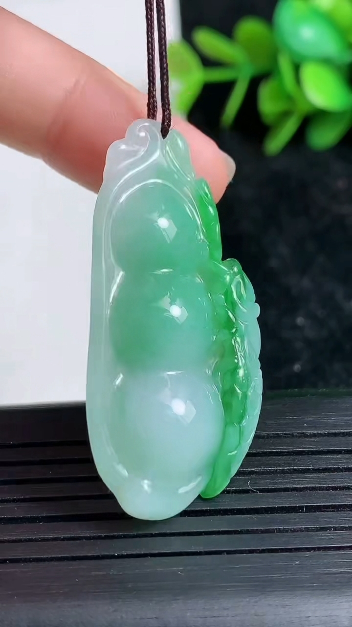 天然A货翡翠福豆吊坠尺寸42.1-20.3-7.7重量:8.55g
3月23日